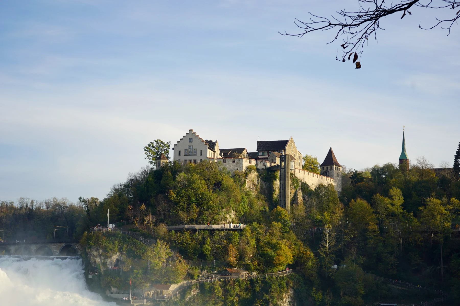 Burg und Landschaft im weichen Licht