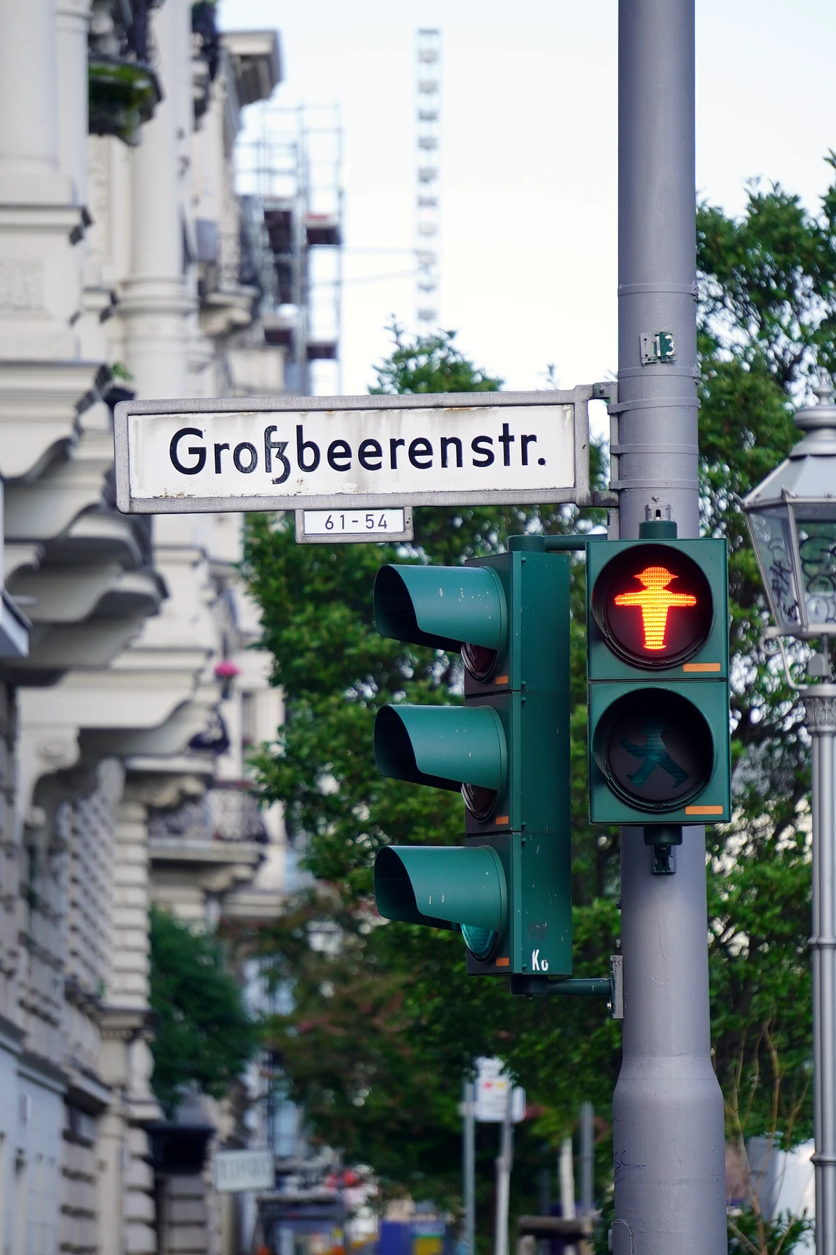 Ampel und Stra&szlig;enschild in der Stadt