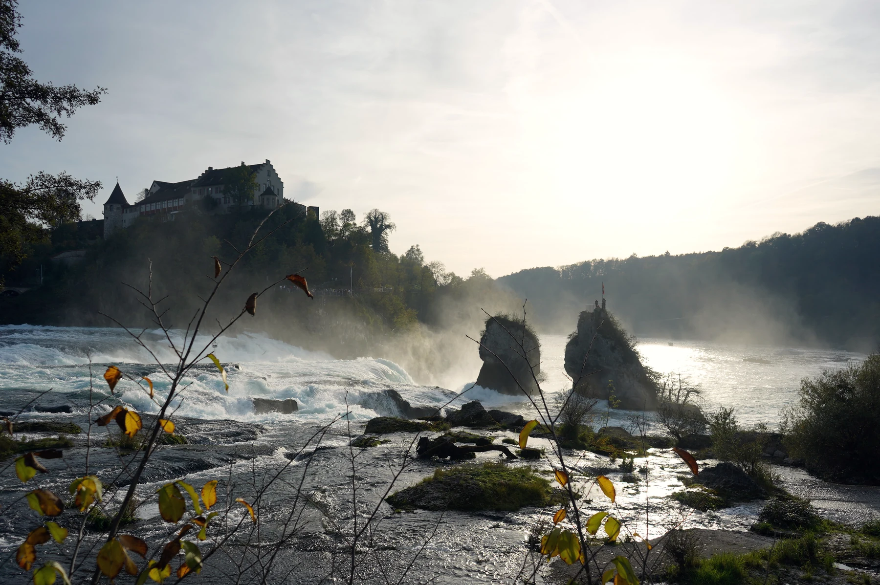 Morgenlicht und Wasser an einem Wasserfall