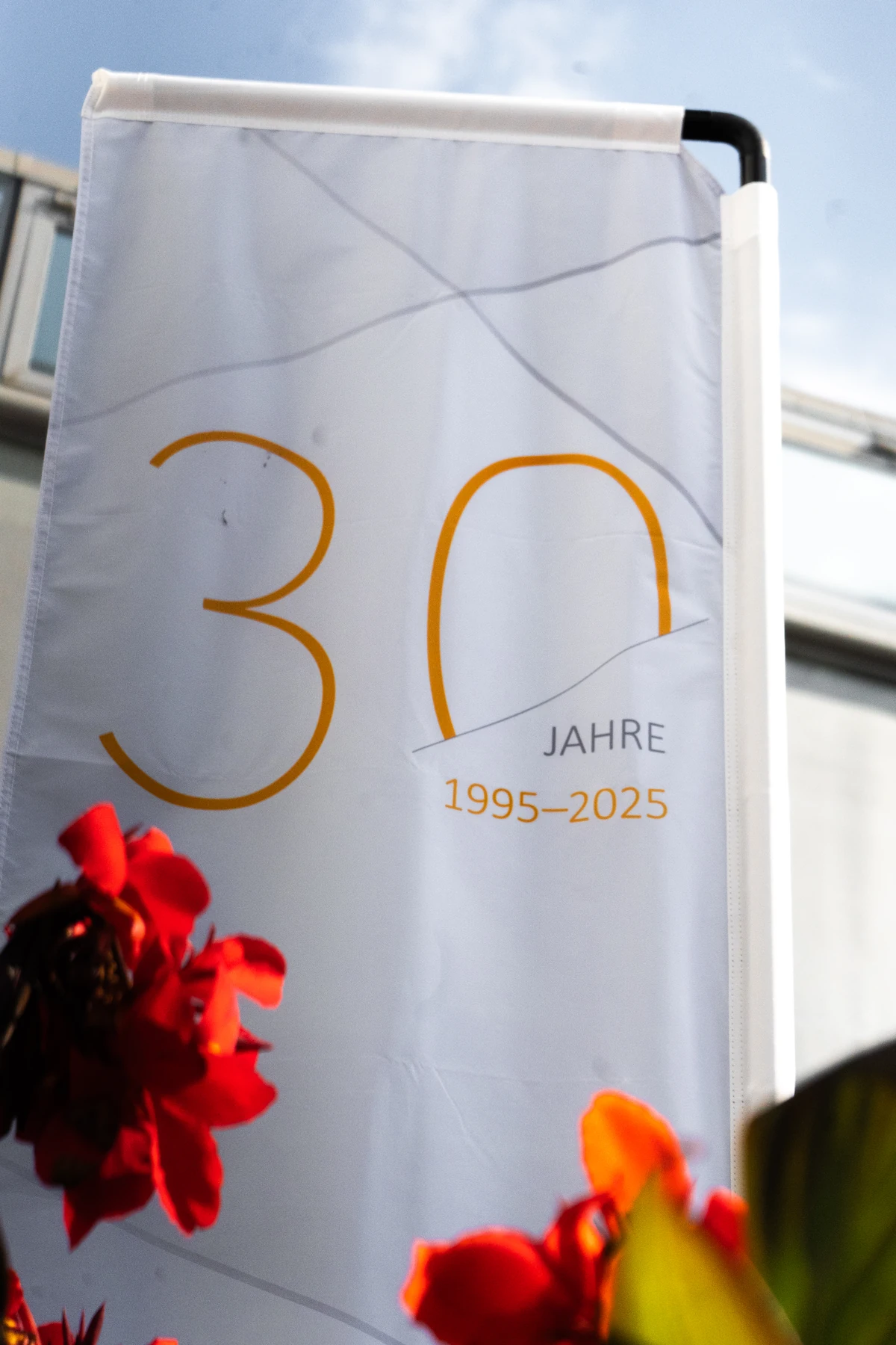 30-Jahre-Veranstaltungsbanner mit Blumen