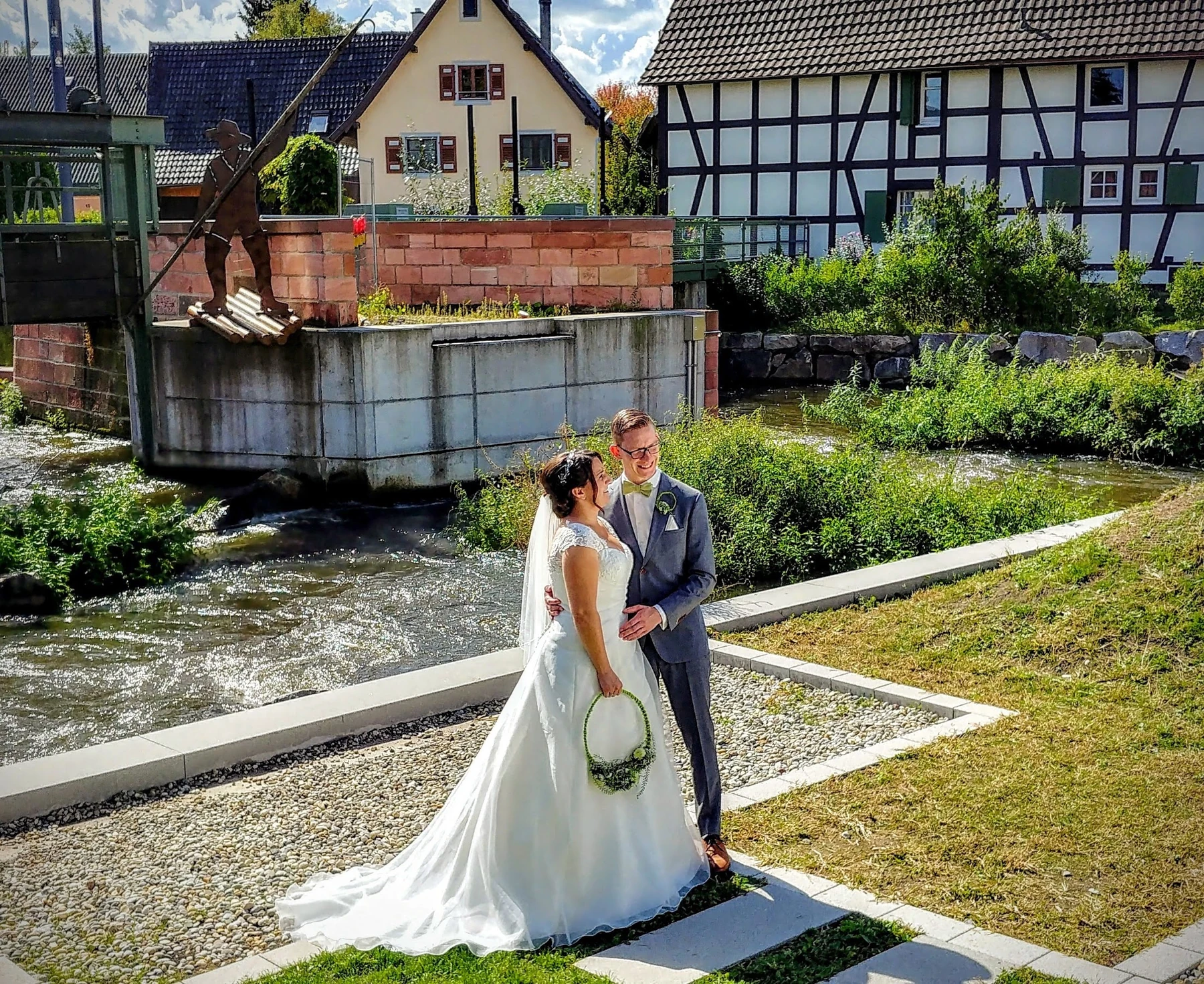 Martina und Michael beim Hochzeitsshooting am Fluss