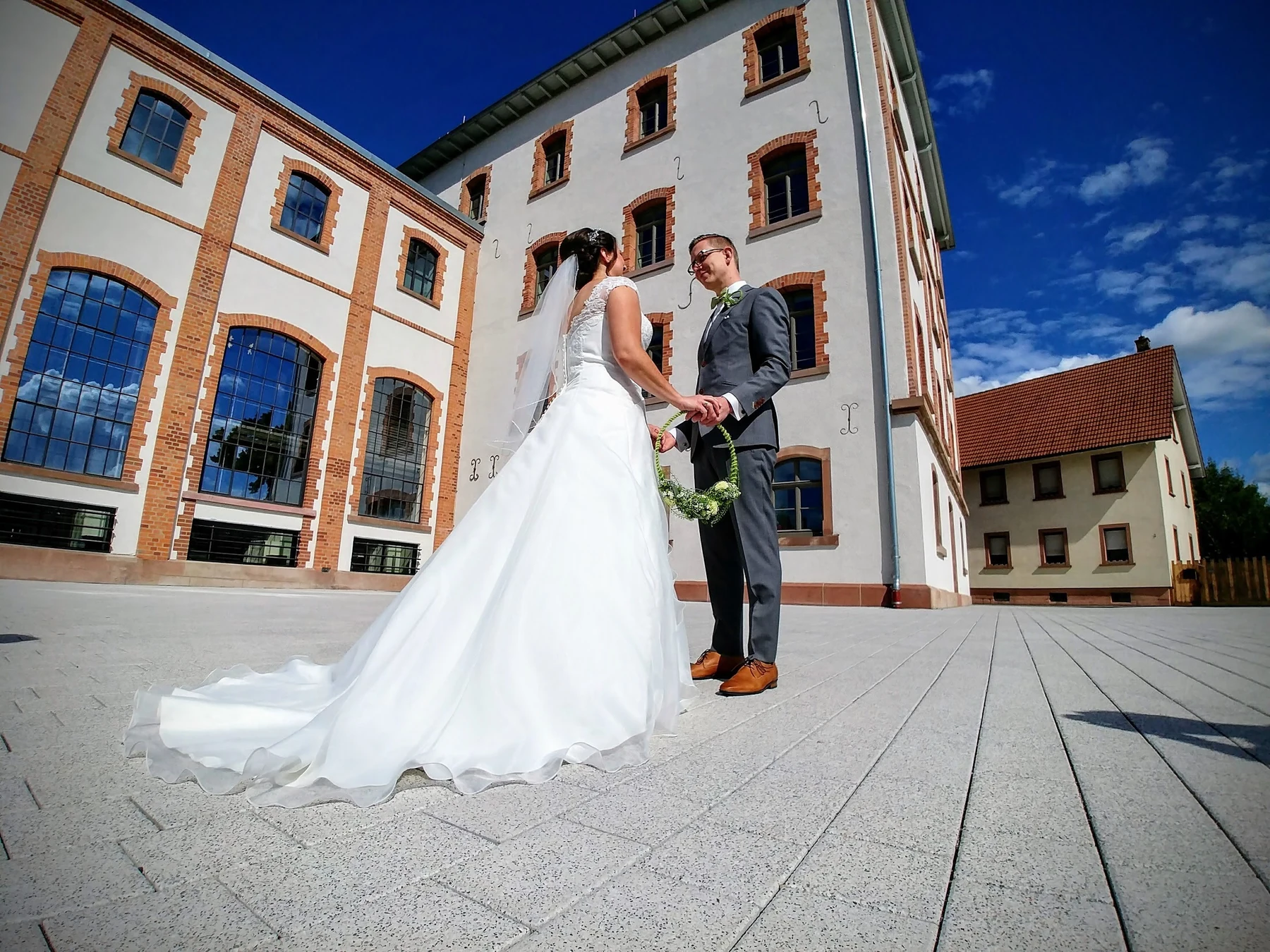 Martina und Michael vor einer historischen Geb&auml;udefassade