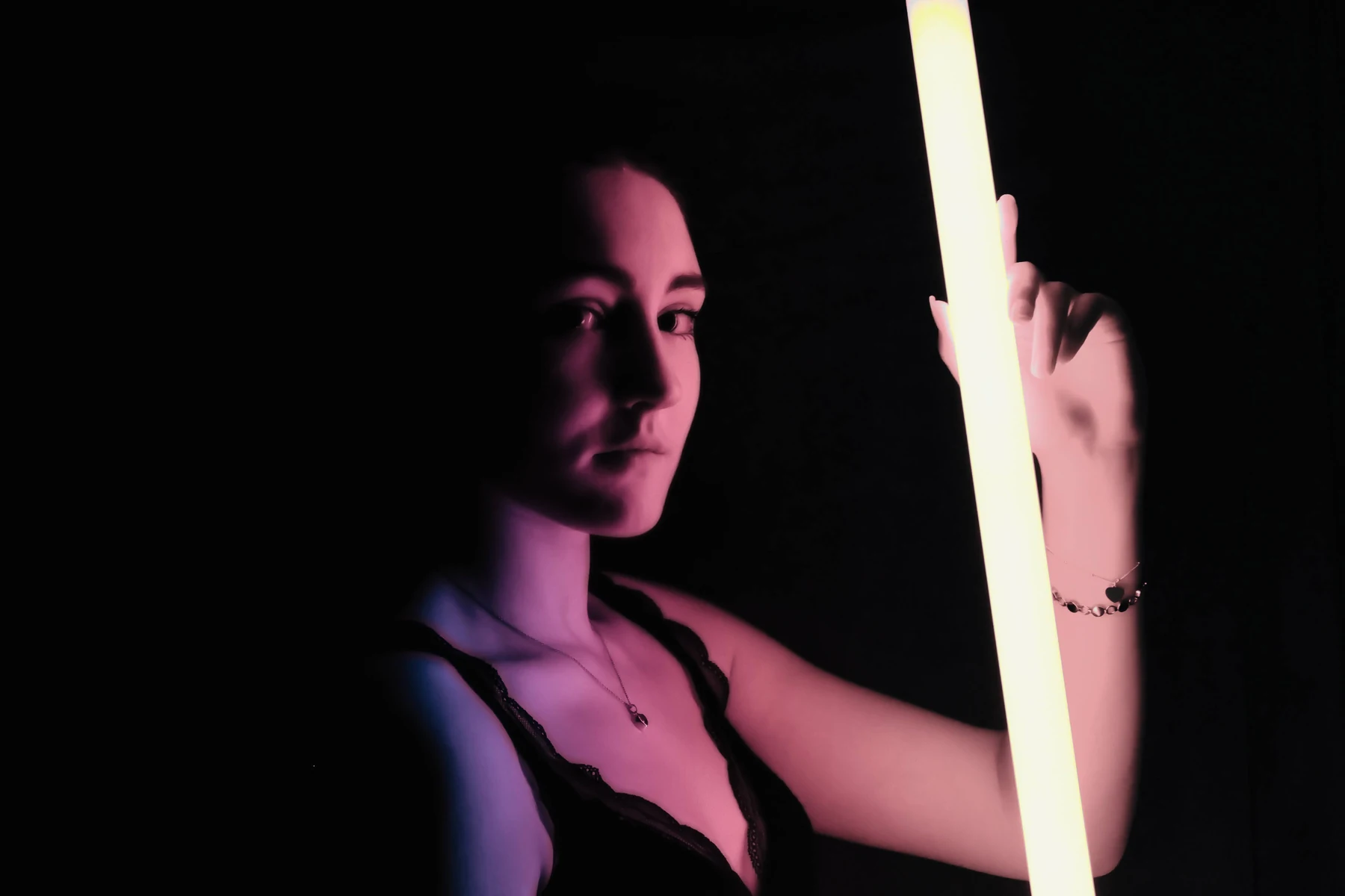 Kreatives Portrait von Melanie mit einer leuchtenden Lichtstange