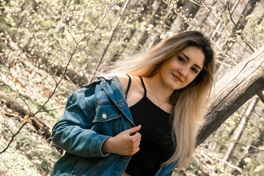 Melanie zwischen bl&uuml;henden Zweigen mit Jeansjacke