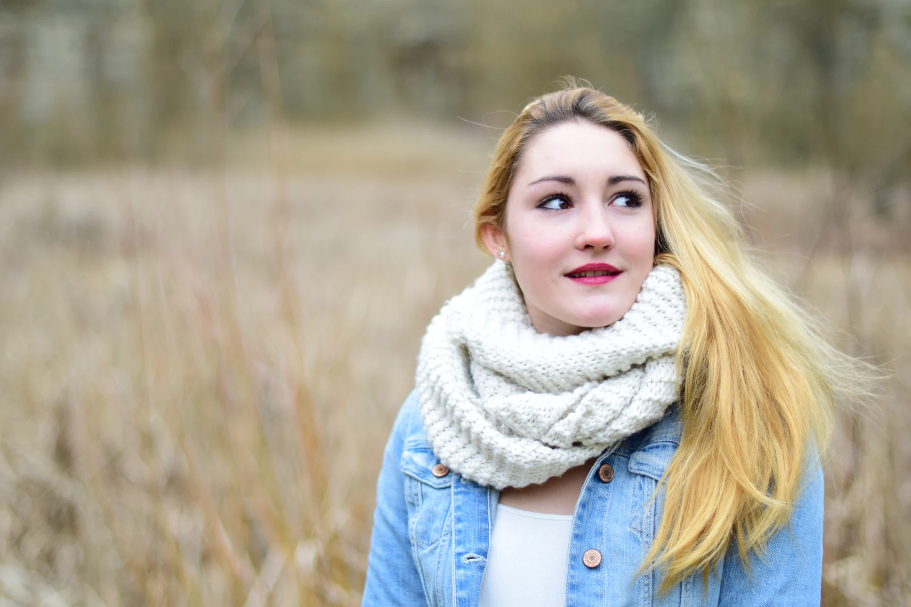 Outdoor-Portrait von Melanie mit hellem Schal