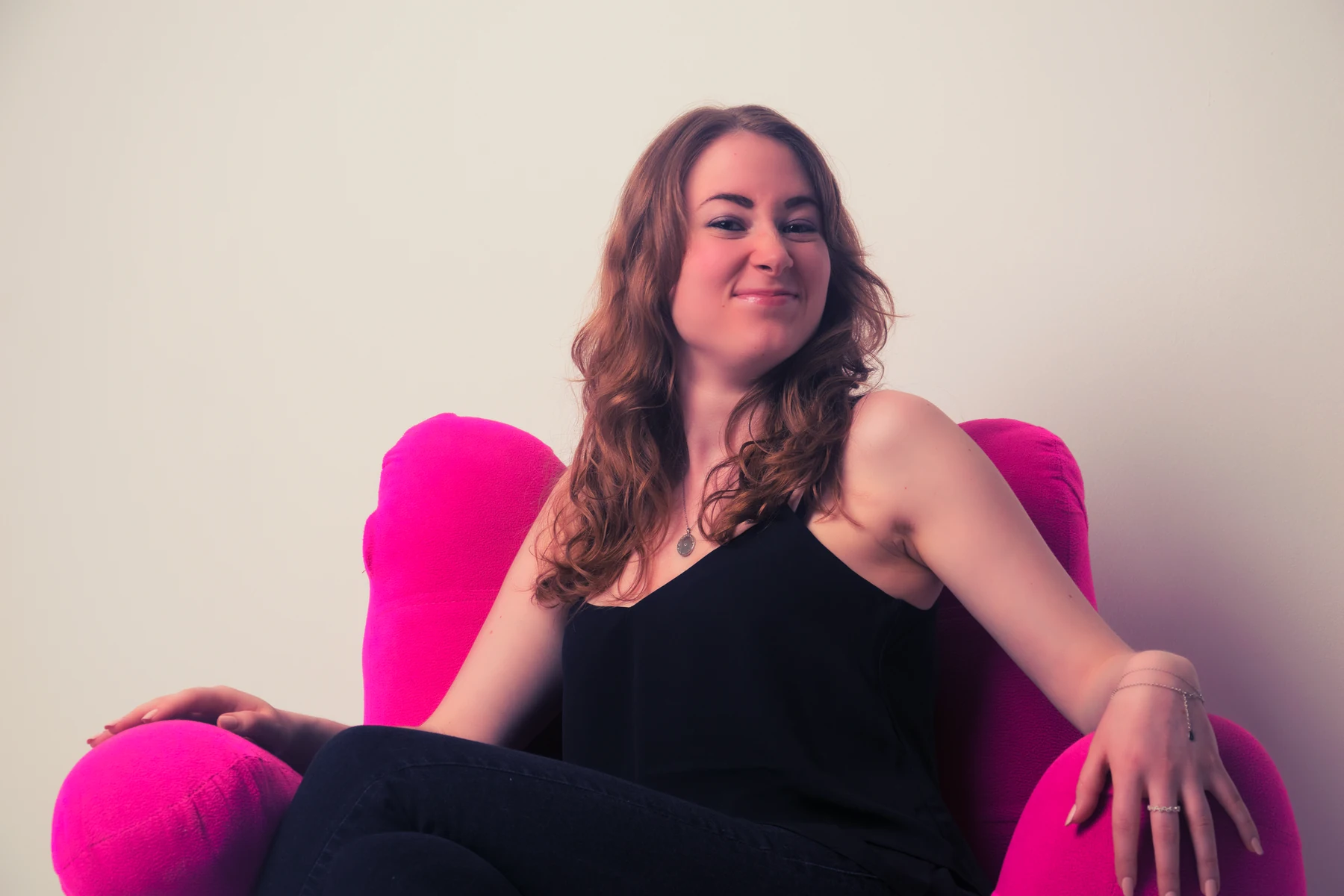 Portrait in einem pinken Sessel