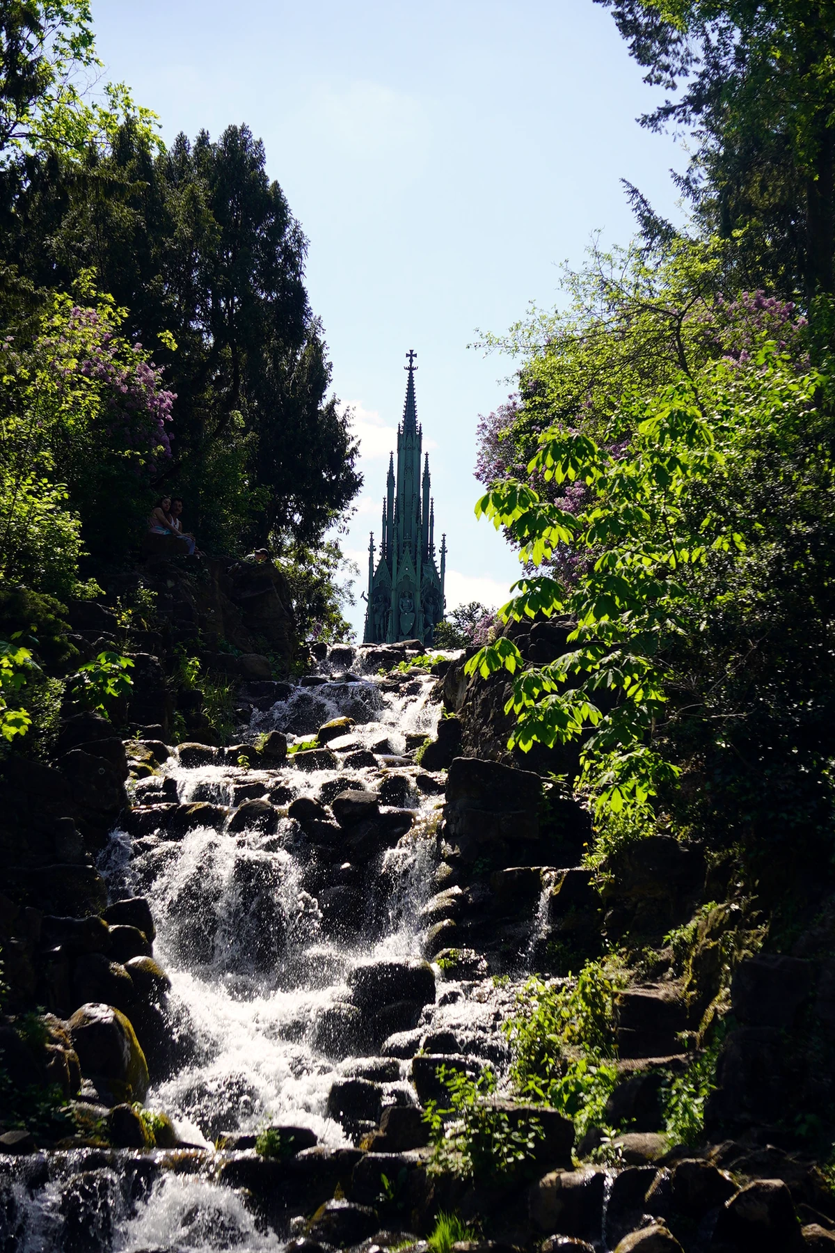 Wasserfall zwischen Felsen und gr&uuml;nem Wald