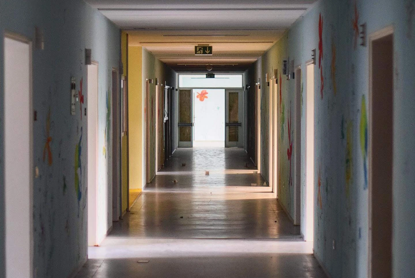 Licht und T&uuml;ren in einem langen Flur