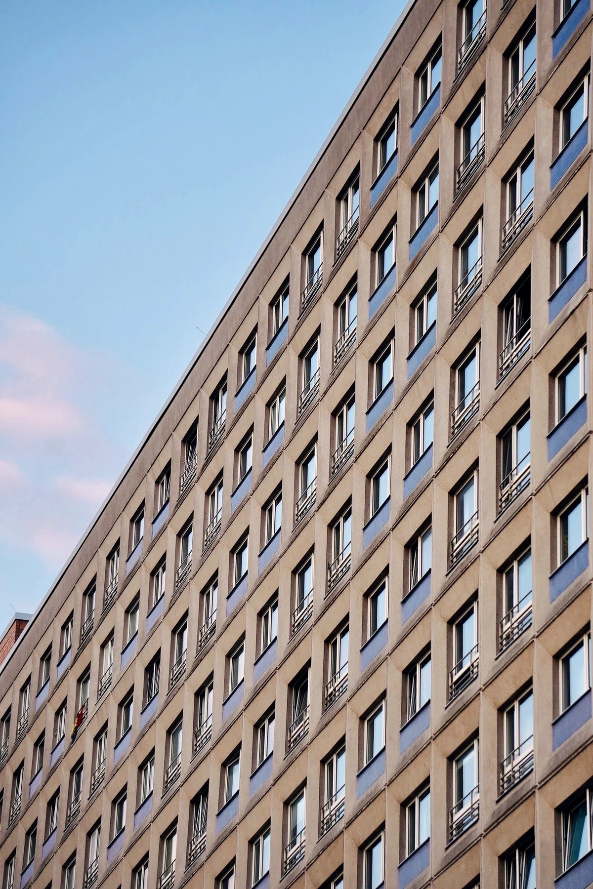 Geometrische Fassade eines hohen Geb&auml;udes