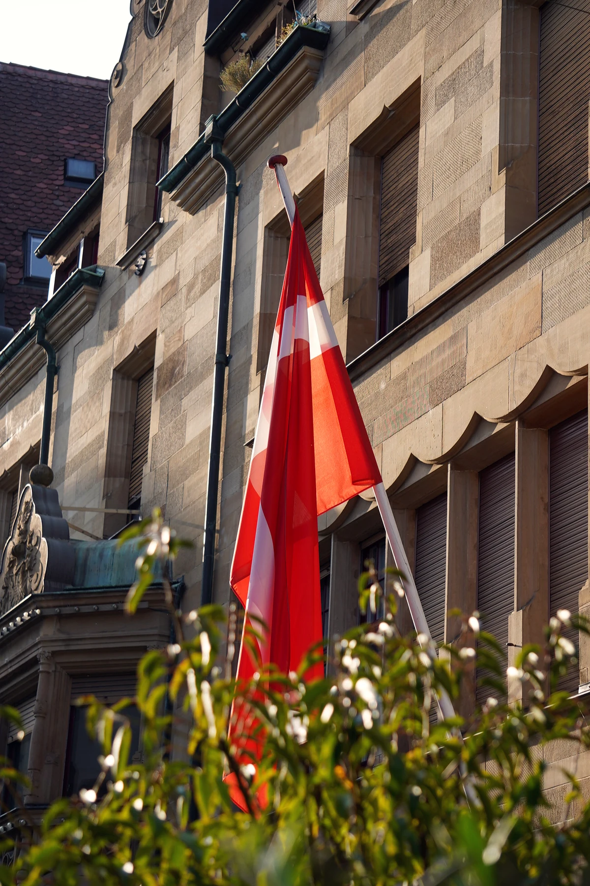 Flaggen vor einer steinernen Geb&auml;udefassade