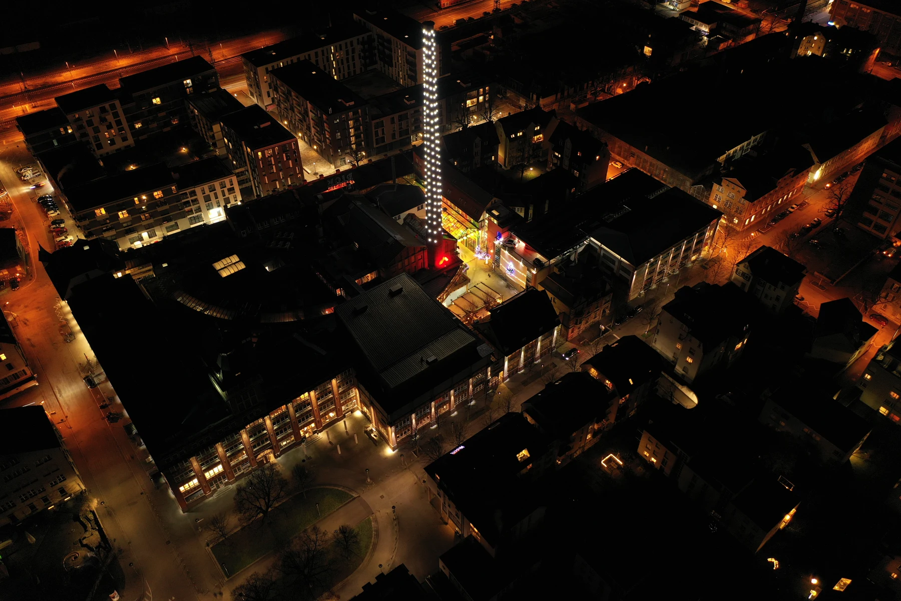 N&auml;chtliche Stadtansicht mit beleuchtetem Turm