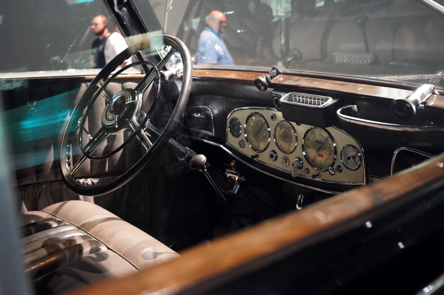 Lenkrad und Instrumente eines klassischen Automobils