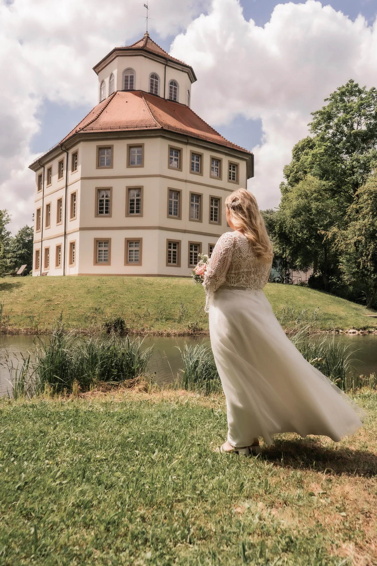 Die Braut vor dem Schloss