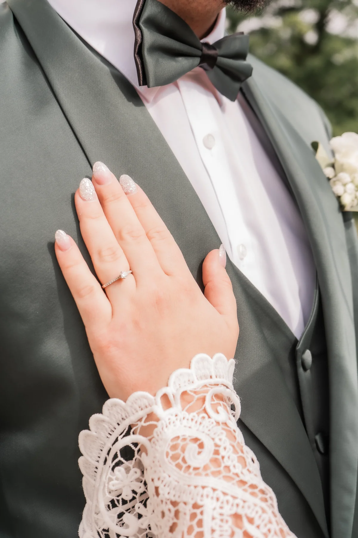 Pers&ouml;nliche Details: Hand auf dem Anzug