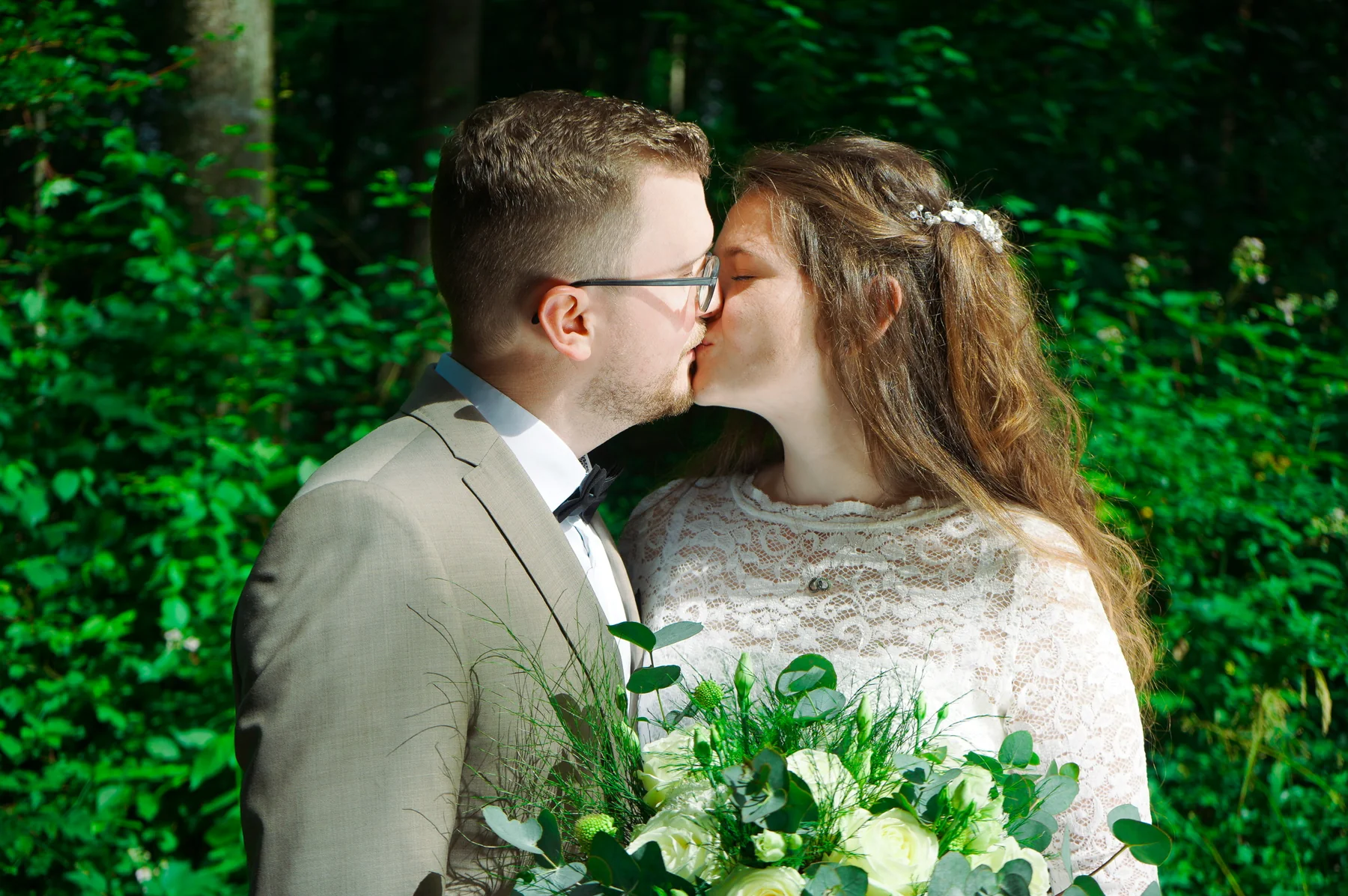 Ein Kuss beim Paarshooting im Wald