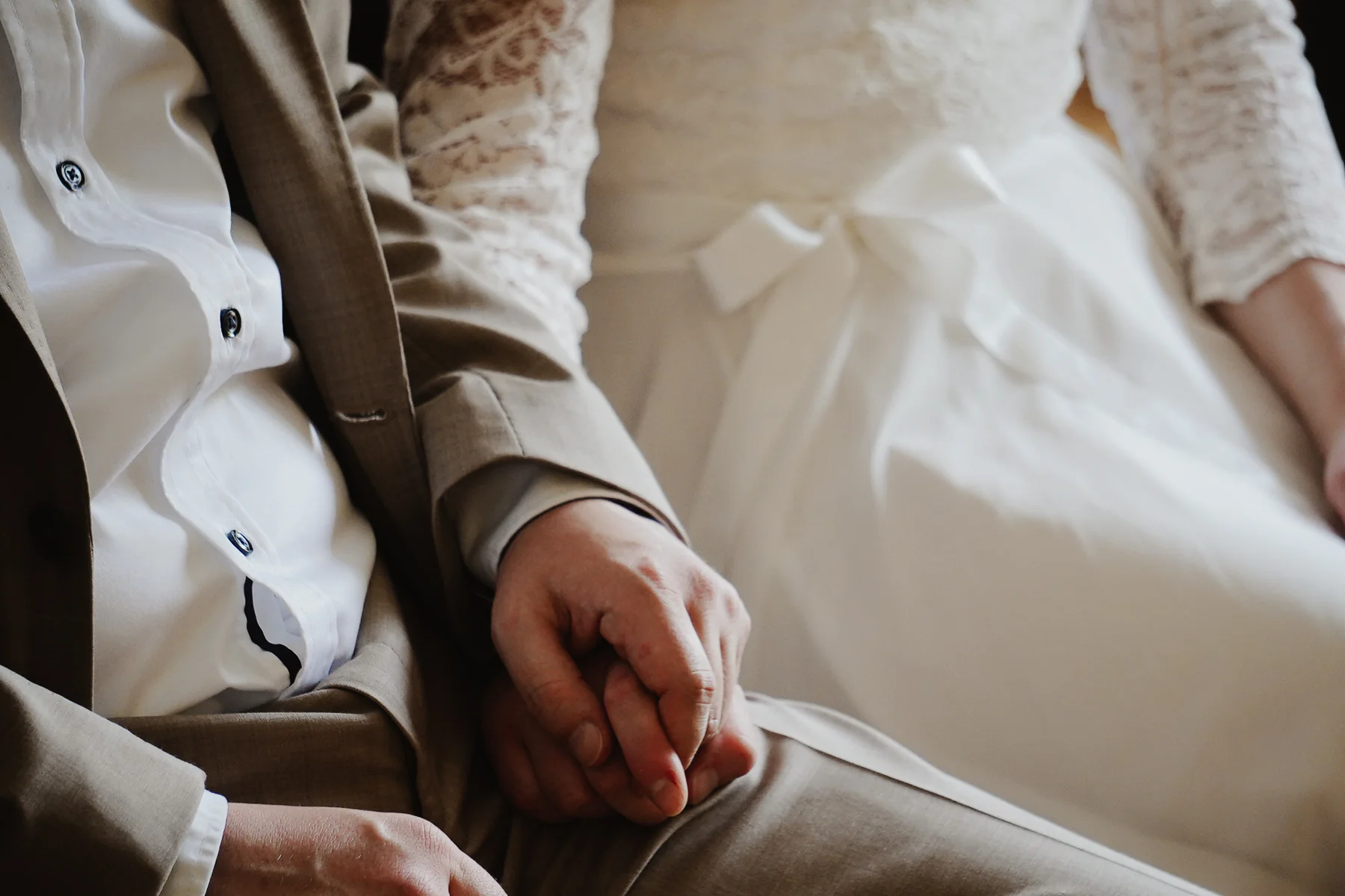 H&auml;nde und Hochzeitskleidung im Detail &ndash; Oli und Eli