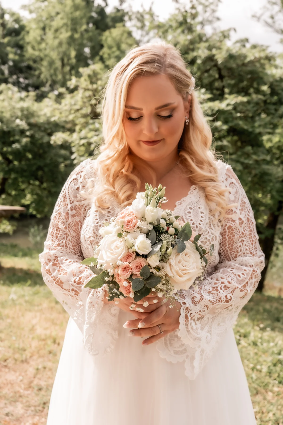 Brautportrait von Madeleine mit ihrem Blumenstrau&szlig;